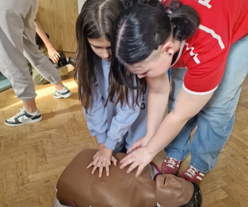 MALE RUKE, VELIKA POMOĆ – ŠESTAŠI UČE SPAŠAVATI ŽIVOTE